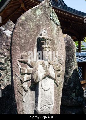 Tosashimizu, Japon - 8 avril 2018 : statue bouddhiste en pierre sur les terrains de Kongofukuji, temple numéro 38 du pèlerinage de Shikoku Banque D'Images