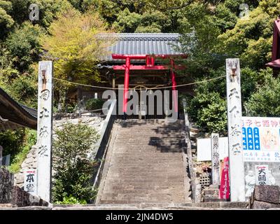 Uwajima, Japon - 8 avril 2018 : sanctuaire Inari sur le terrain de Ryukoji, temple numéro 41 du pèlerinage de Shikoku Banque D'Images