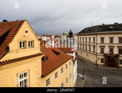 Prague, République Tchèque - 11 décembre 2018 : toits du quartier de Mala Strana avec vue sur le pont Charles en arrière-plan Banque D'Images