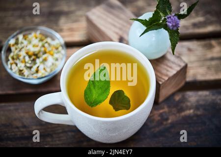 Infusé avec la bonté de la menthe. Un verre de tisane fraîchement préparé. Banque D'Images