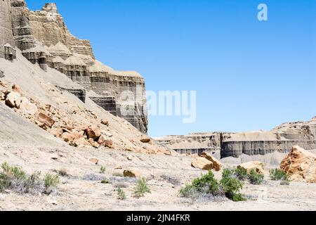 Magnifiques formations rocheuses de grès le long de la route 24 pittoresque de l'État près de Caineville - Utah, États-Unis Banque D'Images