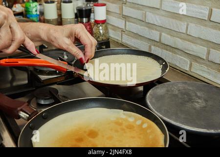 Crêpes à la crêpe Suzette avec sauce cognac et agrumes Banque D'Images
