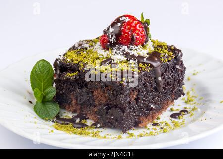 Gâteau humide au chocolat. Mouiller le gâteau dans une assiette. Produits de boulangerie. (Nom turc; islak kek) Banque D'Images