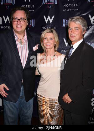 Douglas carter Beane, Olivia Newton-John et John Farrar assistent à la soirée d'ouverture de 'Xanadu' à Providence à New York sur 10 juillet 2007. Crédit photo : Henry McGee/MediaPunch Banque D'Images