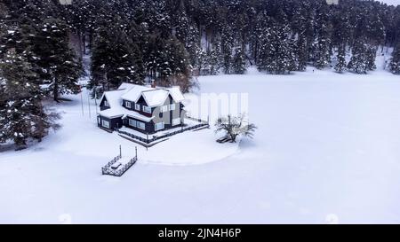 Golcuk - Bolu - dinde, neige d'hiver pendant les chutes de neige. Photo de drone de concept de voyage. Banque D'Images