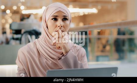 Pensive réfléchie inquiète jeune arabe femme écrivain travaillant sur ordinateur portable pense nouvelle idée démarrage développe plan écrit roman trouve la solution au problème Banque D'Images