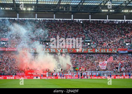 Koeln/Allemagne. 7 août 2022, Pyrotechnics dans le bloc ventilateur de K, courbe sud, devant une scène de jeu, Rhein-Energie Stade Soccer 1st Bundesliga, 1st match, FC Cologne (K) - FC Schalke 04 (GE) 3: 1, on 7 août 2022 à Koeln/ Allemagne . #La réglementation DFL interdit toute utilisation de photographies comme séquences d'images et/ou quasi-vidéo # © Banque D'Images