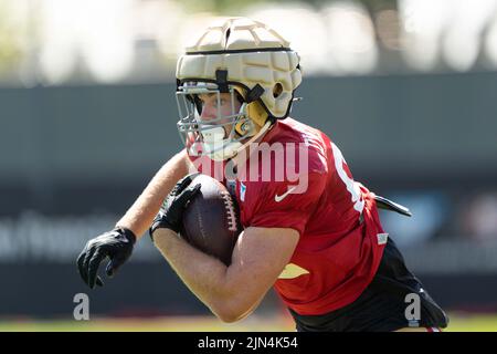 7 août 2022 ; Santa Clara, CA, États-Unis ; San Francisco 49ers Tight End Ross Dwelley (82 ans) court avec le Football pendant le camp d'entraînement au SAP performance Facility près du Levi Stadium. Crédit : Stan Szeto - image du sport Banque D'Images