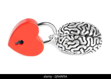 Cerveau humain attaché à un cadenas en forme de cœur rouge isolé sur fond blanc. Concept des affections cérébrales. Banque D'Images