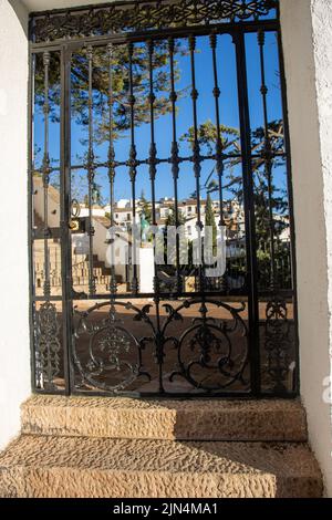 RONDA, ANDALOUSIE, ESPAGNE - 5 NOVEMBRE 2021 porte en fer, rues et bâtiments Banque D'Images