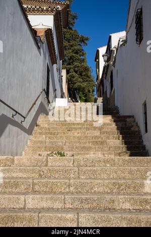 RONDA, ANDALOUSIE, ESPAGNE - 5 NOVEMBRE 2021 nouveaux pas dans la vieille ville Banque D'Images