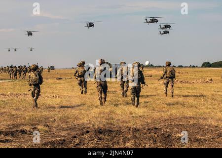 Mihail Kogalniceanu, Roumanie. 30th juillet 2022. Des soldats affectés à l'équipe de combat de la Brigade 2nd, à la division aéroportée 101st (assaut aérien) et À UH-60 Blackhawks et CH-47 Chinooks affectés au bataillon 2nd et 3rd du Régiment d'aviation 227th, à la brigade de cavalerie aérienne 1st, à la division de cavalerie aérienne 1st, organisent une manifestation d'assaut aérien sur 30 juillet 2022, à Mihail Kogalniceanu, en Roumanie. 101st unités souveront la mission du V corps pour renforcer le flanc est des NATO et s'engageront dans des exercices multinationaux avec des partenaires à travers le continent européen pour rassurer nos alliés des nations. (Image de crédit : © armée américaine/ZUMA Banque D'Images