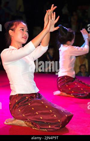 Danseurs au spectacle culturel, Luang Prabang, Laos Banque D'Images