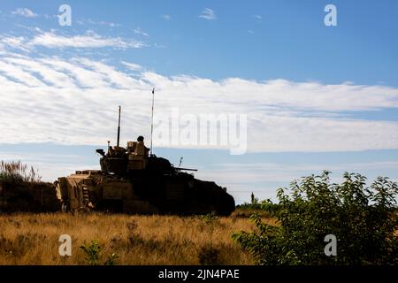 Drawsko Pomorskie, Pologne. 3rd août 2022. Un véhicule de combat M2A3 Bradley de l'armée américaine affecté au bataillon 1st, 68th Armour Regiment, 3rd Armored Brigade combat Team, 4th Infantry Division, avance vers une cible lors d'un exercice d'entraînement situationnel à Drawsko Pomorskie, Pologne, 3 août 2022. L'équipe de combat de la Brigade blindée de 3rd, Division d'infanterie de 4th, est parmi les autres unités affectées à la Division d'infanterie de 1st, travaillant fièrement aux côtés des alliés de l'OTAN et des partenaires de sécurité régionaux pour fournir des forces crédibles au corps V, le corps américain déployé en Europe. (Crédit Imag Banque D'Images