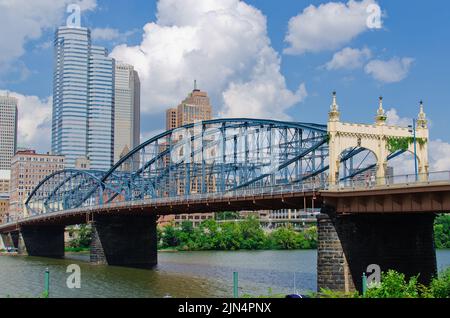 Une vue splendide sur le pont de la rue Smithfield sur la rivière Monongahela à Pittsburgh, en Pennsylvanie Banque D'Images