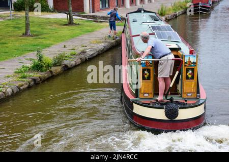 Chester, Royaume-Uni : 3 juillet 2022 : un couple mandate soigneusement son bateau à rames dans le bassin du canal de Chester, sur le canal de l'Union du Shropshire Banque D'Images