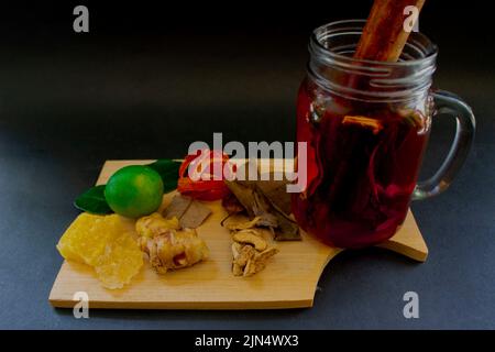 le wedang uwuh est une boisson traditionnelle à base de plantes de l'indonésie. elle est faite à partir de feuilles de cannelle, de muscade et de clous de girofle. Un autre ingrédient est le bois de l'arbre de secang, Banque D'Images