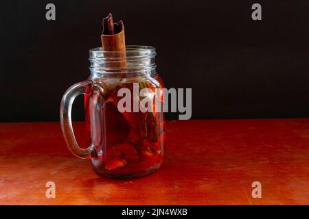 le wedang uwuh est une boisson traditionnelle à base de plantes de l'indonésie. elle est faite à partir de feuilles de cannelle, de muscade et de clous de girofle. Un autre ingrédient est le bois de l'arbre de secang, Banque D'Images