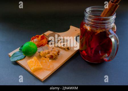 le wedang uwuh est une boisson traditionnelle à base de plantes de l'indonésie. elle est faite à partir de feuilles de cannelle, de muscade et de clous de girofle. Un autre ingrédient est le bois de l'arbre de secang, Banque D'Images