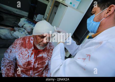 Bagdad, Irak. 09th août 2022. Un médic aide un musulman chiite blessé au cours d'une cérémonie rituelle le jour d'Ahura sur la place Tahrir au centre de Bagdad. Ashura est le dixième jour de Muharram, le premier mois du calendrier islamique, qui marque le jour où Husayn ibn Ali, petit-fils du prophète islamique Muhammad, a été tué à la bataille de Karbala. Credit: Ameer Al-Mohammadawi/dpa/Alamy Live News Banque D'Images