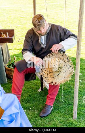 Un homme qui fait des chapeaux de manière traditionnelle pendant l'événement de reconstitution de la bataille de Lewes, Lewes, East Sussex, Royaume-Uni Banque D'Images