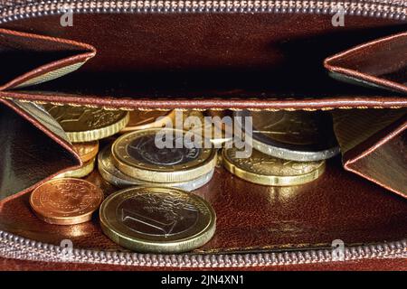 Euros argent dans un portefeuille gros plan, pièces roubles et kopecks d'Europe Banque D'Images