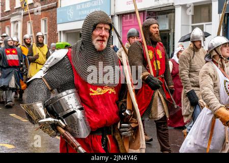 Un homme senior subit une blessure lors de la reconstitution de la bataille de Lewes, à Lewes, dans l'est du Sussex, au Royaume-Uni Banque D'Images