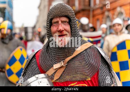 Un homme senior subit une blessure lors de la reconstitution de la bataille de Lewes, à Lewes, dans l'est du Sussex, au Royaume-Uni Banque D'Images