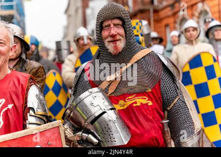 Un homme senior subit une blessure lors de la reconstitution de la bataille de Lewes, à Lewes, dans l'est du Sussex, au Royaume-Uni Banque D'Images