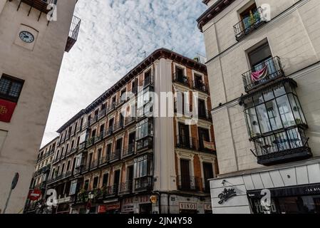 Madrid, Espagne - 5 juin 2022 : quartier de Malasana dans le centre de Madrid. C'est un quartier animé et un centre pour le phénomène des hipster, plein de vie Banque D'Images