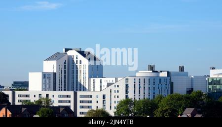 Manchester, Royaume-Uni. 9th août 2022. Une vue de haut niveau de Nick Everton House, Sanctuary Students Grafton Street hébergement, pris du quartier Ardwick, Manchester, royaume-uni. Le soleil brille alors que la vague de chaleur repart à Manchester, au Royaume-Uni, et le met Office prévoit que la température atteindra 30C demain et jusqu'à 35C dans le sud du Royaume-Uni. En juillet 2022, une alerte de niveau 4 a été émise pour la première fois depuis l'introduction du plan de canicule en Angleterre en 2004. Crédit : Terry Waller/Alay Live News Banque D'Images