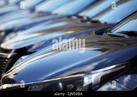 Le capot de la voiture. Rangée de voitures sur un parking. Berlines noires rangées. Parc de voitures modernes génériques. Transport. Beaucoup de nouvelles similaires Banque D'Images