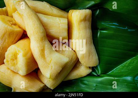 le tapai ou le ruban ou le peuyeum sont des aliments traditionnels / en-cas de l'indonésie, faits à partir de manioc fermenté. Servi sur une feuille de banane Banque D'Images