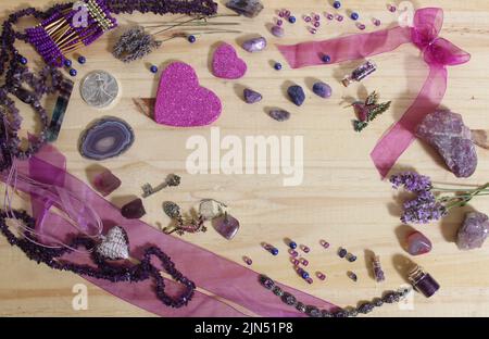 Bijoux violet et rose avec coeurs à paillettes et pierres améthystes Banque D'Images