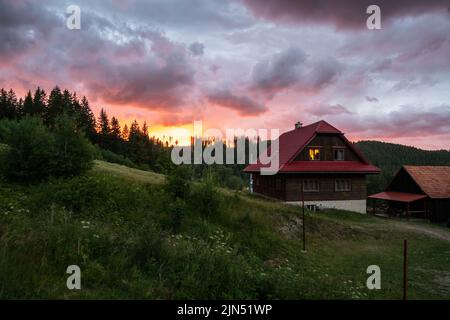 Vue sur la cabine dans les bois au coucher du soleil à Valasska Bystrice, Tchéquie Banque D'Images