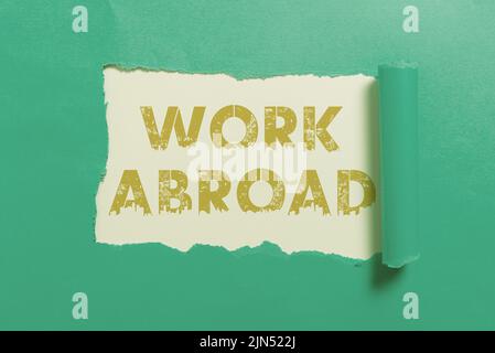 Écriture de texte à l'étranger. Concept Internet immergé dans un environnement de travail étranger emploi outre-mer non local informations importantes écrites en dessous Banque D'Images