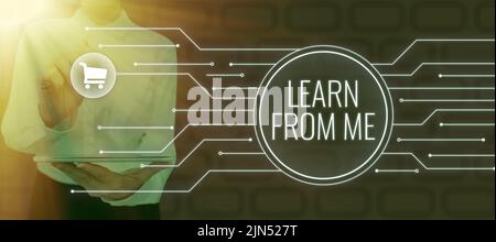 Texte d'écriture apprendre de moi. Approche d'affaires Suivez mon lead et les exemples étant un mentor pour quelqu'un d'autre homme d'affaires en costume tenant bloc-notes Banque D'Images