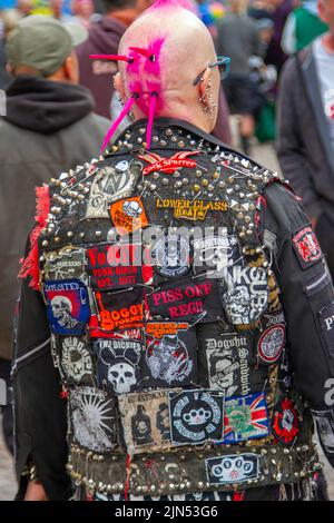 Vestes ornées de clous, tee-shirts, textes anti-establishment et excentriques. Vestes en cuir avec des noms de groupe à l'événement de musique de rébellion, le plus grand festival de punk au monde à Blackpool. Début août, les jardins d'hiver de Blackpool accueillent une vaste gamme de groupes punk pour l'édition 21st du festival de la rébellion, attirant des milliers de touristes dans la station. Plus de 4 jours chaque mois d'août à Blackpool, le meilleur de Punk rassemblement pour cet événement social de l'année avec 4 jours de musique sur 6 étapes avec des masses de groupes. Banque D'Images