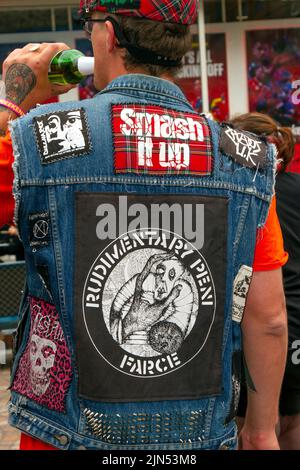 Des vestes, des tee-shirts, des slogans excentriques et anti-establishment, ainsi que des noms de groupes au Rebellion Music Event, le plus grand festival de punk au monde à Blackpool. Début août, les jardins d'hiver de Blackpool accueillent une vaste gamme de groupes punk pour l'édition 21st du festival de la rébellion, attirant des milliers de touristes dans la station. Plus de 4 jours chaque mois d'août à Blackpool, le meilleur de Punk rassemblement pour cet événement social de l'année avec 4 jours de musique sur 6 étapes avec des masses de groupes. Banque D'Images