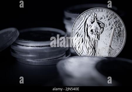 Monuments de Londres - Trafalgar Square - Silver Bullion coin Banque D'Images