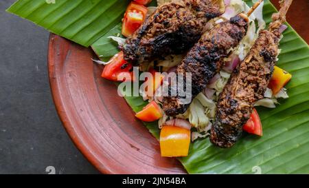 le sate buntel ou satay buntel est fait de mouton haché enveloppé de graisse de mouton puis grillé. assaisonnement avec des tomates, échalotes, poivre, cabbag Banque D'Images