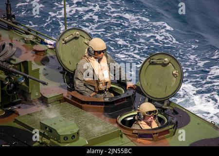 Océan Pacifique. 6th juillet 2022. Sergent du corps des Marines des États-Unis Jharee Kerns et lance Cpl. Tyler Shepard les deux exploitants de véhicules de combat amphibies avec l'équipe d'atterrissage du Bataillon 2/4, 13th unité expéditionnaire maritime, approchent le pont de puits du quai de transport amphibie USS Anchorage (LPD 23) 6 juillet. L'ACV équilibre les performances, la protection et la charge utile, ce qui le rend bien adapté aux opérations de base avancées d'Expeditionary. Le MEU 13th est actuellement embarqué à bord de l'Anchorage, en menant des opérations de routine aux États-Unis 3rd crédit de flotte: US Marines/ZUMA Press Wire Service/ZUMAPRESS.com/Alamy Live News Banque D'Images