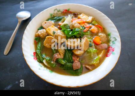 sapo tofu ou sapo tahu en provenance de chine (cuisine chinoise) à base de tofu, légumes, crevettes, champignons et boulettes de viande. sapo tofu servi dans un bol Banque D'Images