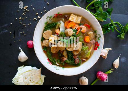 sapo tofu ou sapo tahu en provenance de chine (cuisine chinoise) à base de tofu, légumes, crevettes, champignons et boulettes de viande. sapo tofu servi dans un bol Banque D'Images