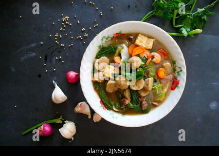 sapo tofu ou sapo tahu en provenance de chine (cuisine chinoise) à base de tofu, légumes, crevettes, champignons et boulettes de viande. sapo tofu servi dans un bol Banque D'Images