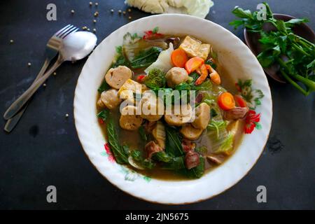 sapo tofu ou sapo tahu en provenance de chine (cuisine chinoise) à base de tofu, légumes, crevettes, champignons et boulettes de viande. sapo tofu servi dans un bol Banque D'Images