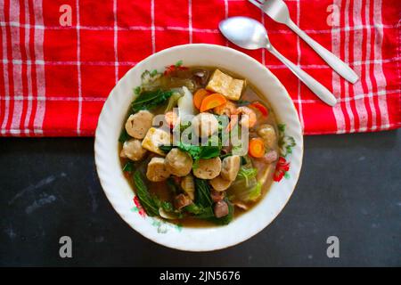 sapo tofu ou sapo tahu en provenance de chine (cuisine chinoise) à base de tofu, légumes, crevettes, champignons et boulettes de viande. sapo tofu servi dans un bol Banque D'Images