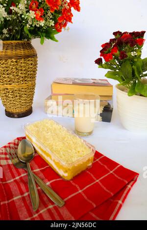 Gâteau ou bain de lait Tres Leches servi avec une cuillère à lait et une fourchette, isolé sur fond blanc Banque D'Images