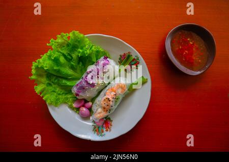 Goi cuon est un rouleau de printemps traditionnel du Vietnam (nourriture vietnamienne), fait à partir de viande, crevettes, légumes, vermicelles, enveloppé dans du papier de riz ou du bánh Banque D'Images