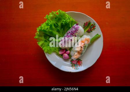 Goi cuon est un rouleau de printemps traditionnel du Vietnam (nourriture vietnamienne), fait à partir de viande, crevettes, légumes, vermicelles, enveloppé dans du papier de riz ou du bánh Banque D'Images